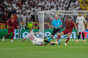 Ivan Rakitić of Sevilla competes for the ball with Lorenzo Pellegrini of Roma during the UEFA Europa League final at Puskás Aréna on May 31, 2023 in Budapest, Hungary.

