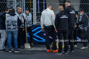 Organizers and workers try to fix the drain cover aftre the first practice session at Formula 1 Heineken Silver Las Vegas Grand Prix on Nov 16, 2023 in Las Vegas, USA.
